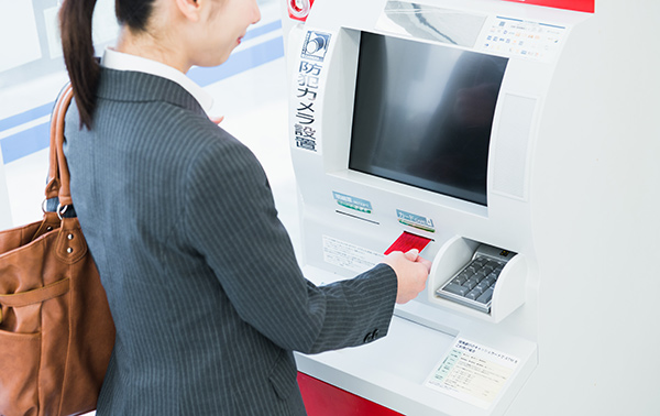 コンビニATMで利用OK